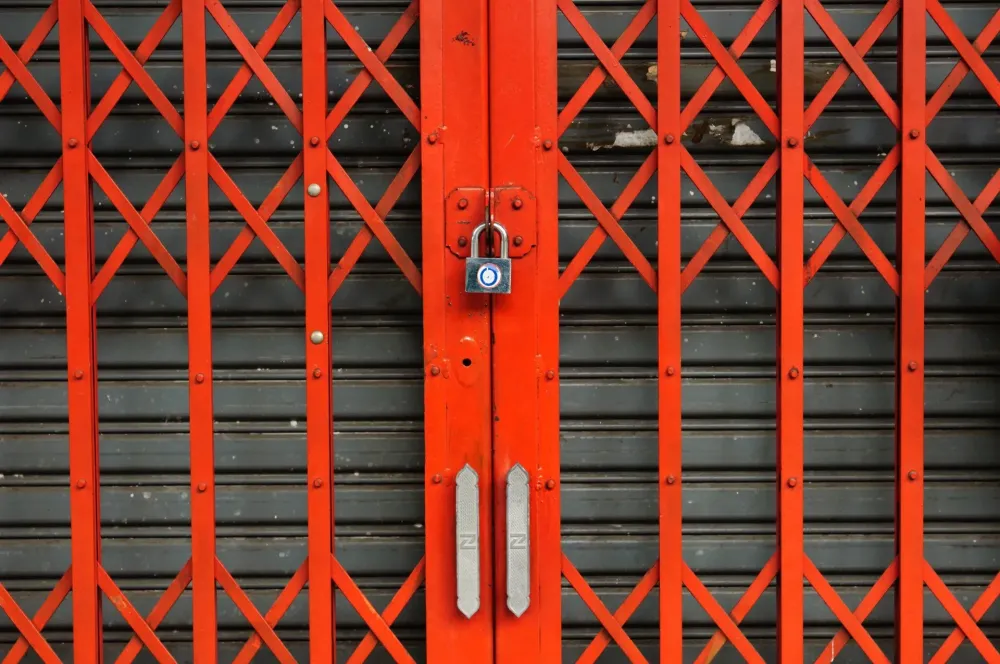 grille_metal_rouge_securite_entree_magasin_entreprise